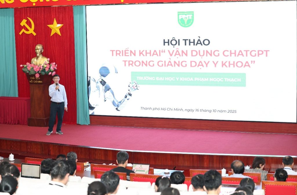 Phùng Đức Tùng trình bày tại Hội thảo "Vận dụng ChatGPT trong giảng dạy Y khoa" — ĐH Y khoa Phạm Ngọc Thạch, 16/10/2025
